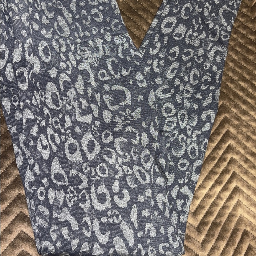 NWOT Gray Leopard Print Leggings size small